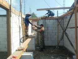 Wujud Kepedulian terhadap Warga Binaan, Babinsa Koramil 0810/15 Rejoso Laksanakan Gotong Royong Membangun Rumah