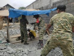 Peduli Kesulitan Air Bersih, Babinsa Koramil 0810/20 Ngluyu Bersama Warga Gotong Royong Gali Sumur di Desa Tempuran