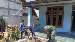 Babinsa Ngluyu Bersama Warga Gotong Royong Bangun Pagar, Wujud Nyata Kemanunggalan TNI dengan Rakyat