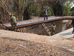 Percepat Pembangunan Jembatan Garuda, Babinsa Koramil Rejoso Bersama Warga Gotong Royong Pasang Begesting di Desa Talun