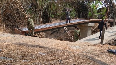Percepat Pembangunan Jembatan Garuda, Babinsa Koramil Rejoso Bersama Warga Gotong Royong Pasang Begesting di Desa Talun