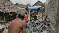 Peduli Kesulitan Air Bersih, Babinsa Koramil 0810/20 Ngluyu Bersama Warga Gotong Royong Gali Sumur di Desa Tempuran