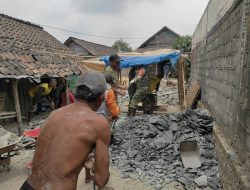Peduli Kesulitan Air Bersih, Babinsa Koramil 0810/20 Ngluyu Bersama Warga Gotong Royong Gali Sumur di Desa Tempuran