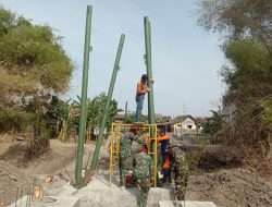 Babinsa Koramil 0810/03 Loceret Karya Bakti Perehapan PAUD di Desa Patihan