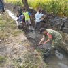 Menjelang Musim Penghujan, Babinsa Koramil 0810/15 Rejoso Laksanakan Kerja Bakti Normalisasi Saluran Irigasi di Wilayah Binaan
