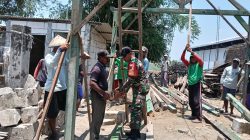 Babinsa Bersama Warga Gotong Royong Bangun Rumah, Wujud Kepedulian TNI kepada Masyarakat